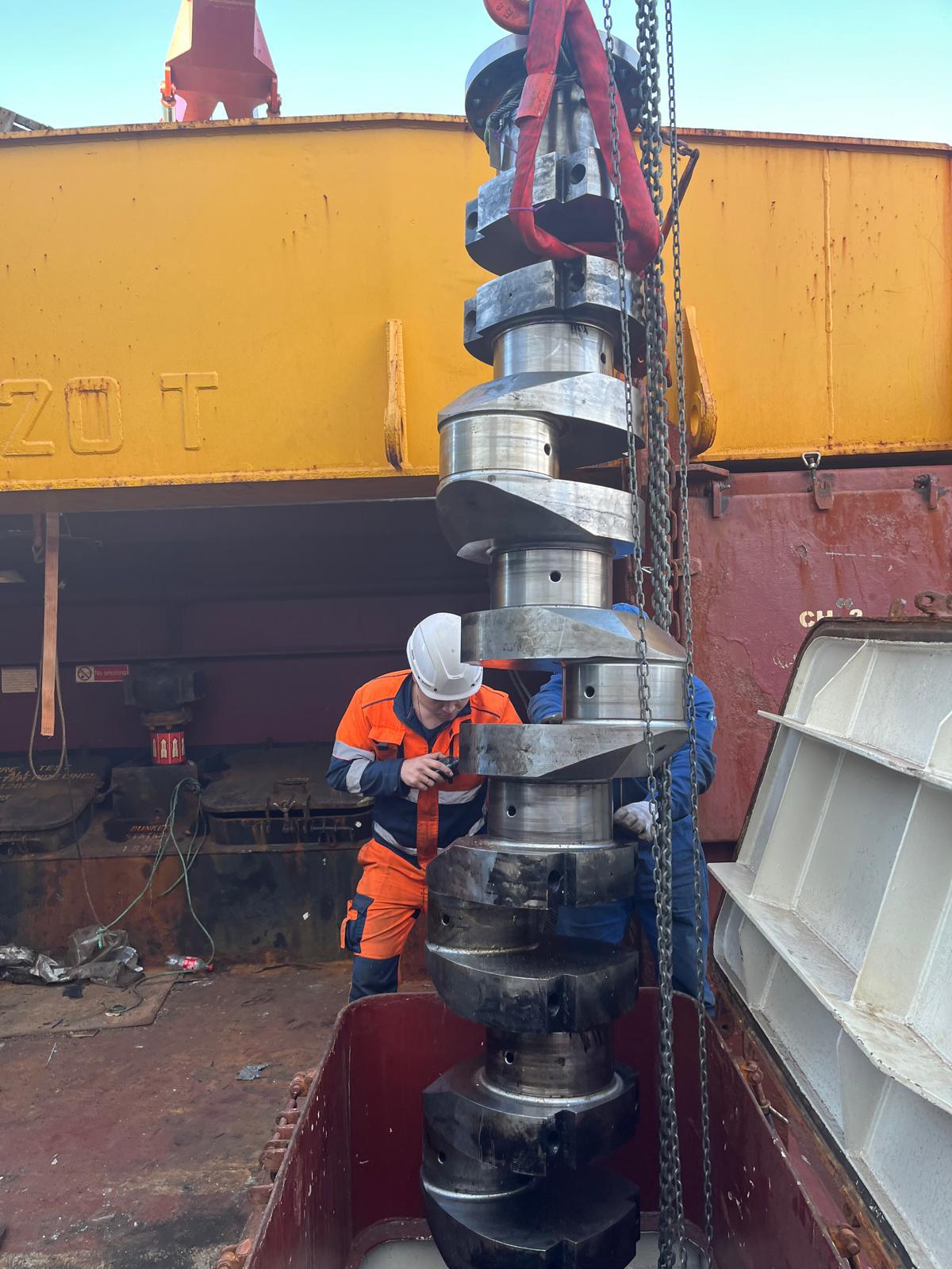 Marine crankshaft lift during major engine overhaul