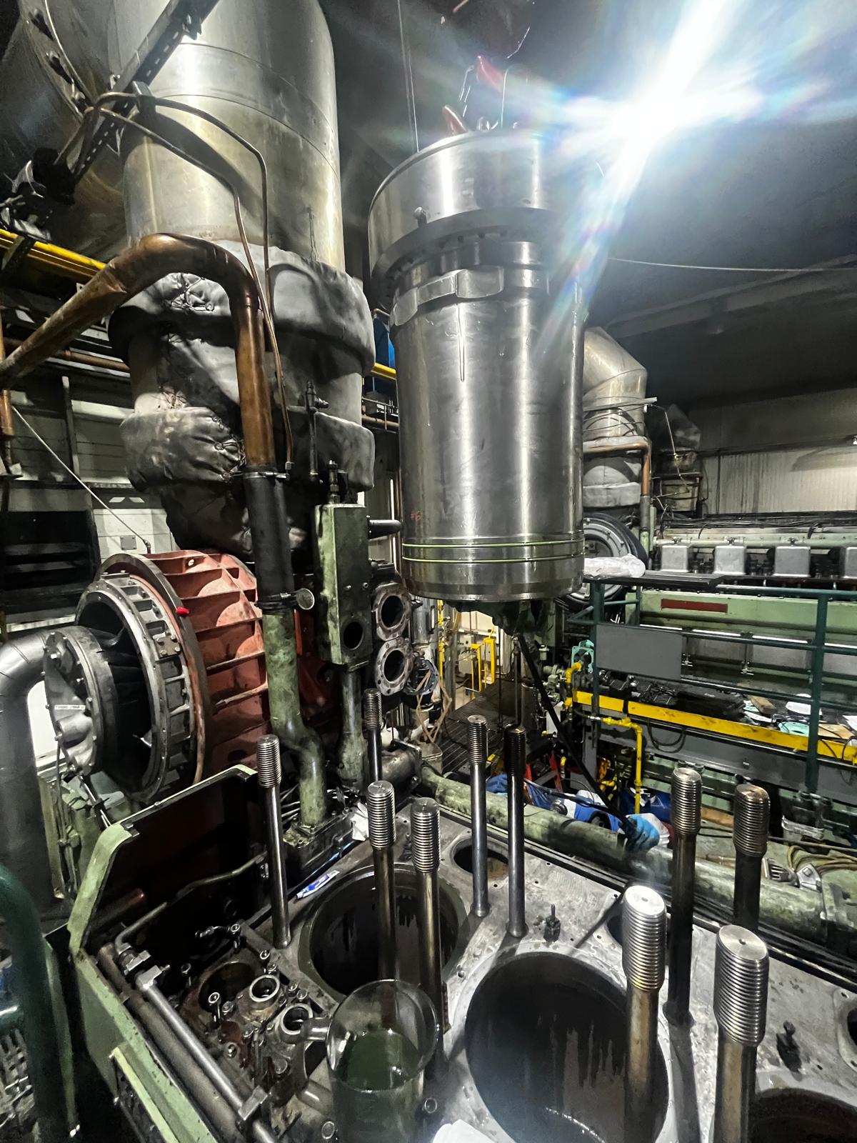 Cylinder liner or piston assembly lifted during major overhaul